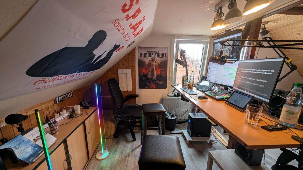 Blick in das Podcaststudio von SPÄR mit Mikrofonen, Monitoren und vorbereitetem Aufnahmeplatz