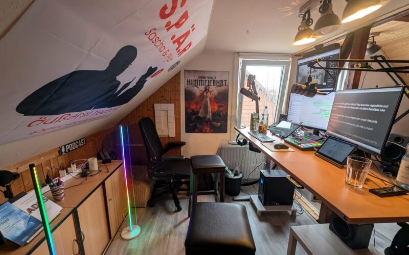 Blick in das Podcaststudio von SPÄR mit Mikrofonen, Monitoren und vorbereitetem Aufnahmeplatz